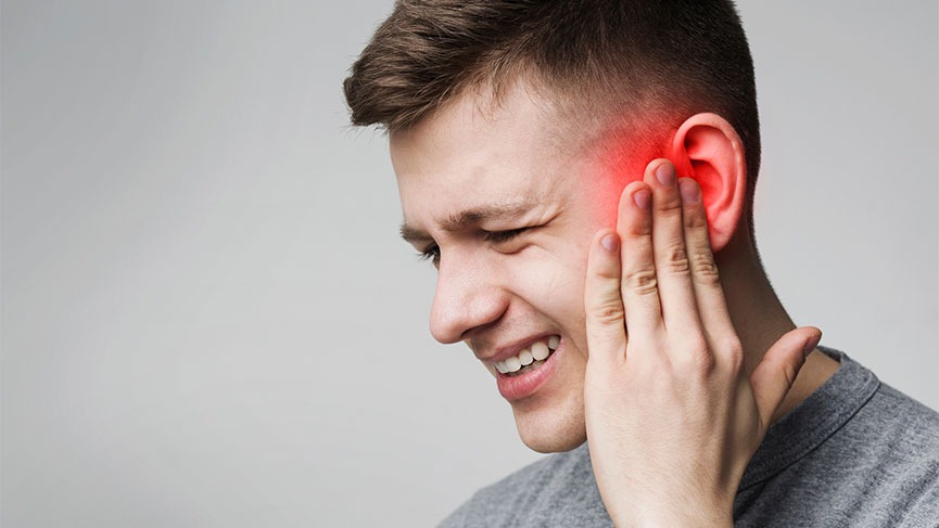 Hombre con dolor de oído
